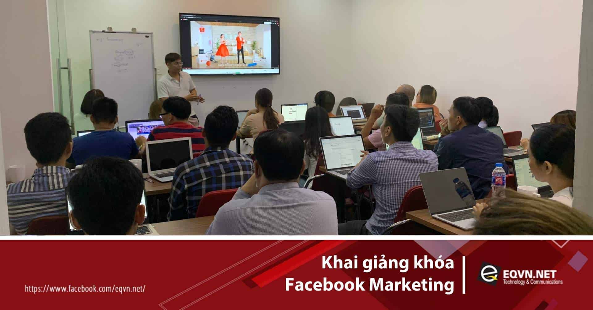 Thầy Phan Bảo hướng dẫn học viên trong lớp Facebook Marketing